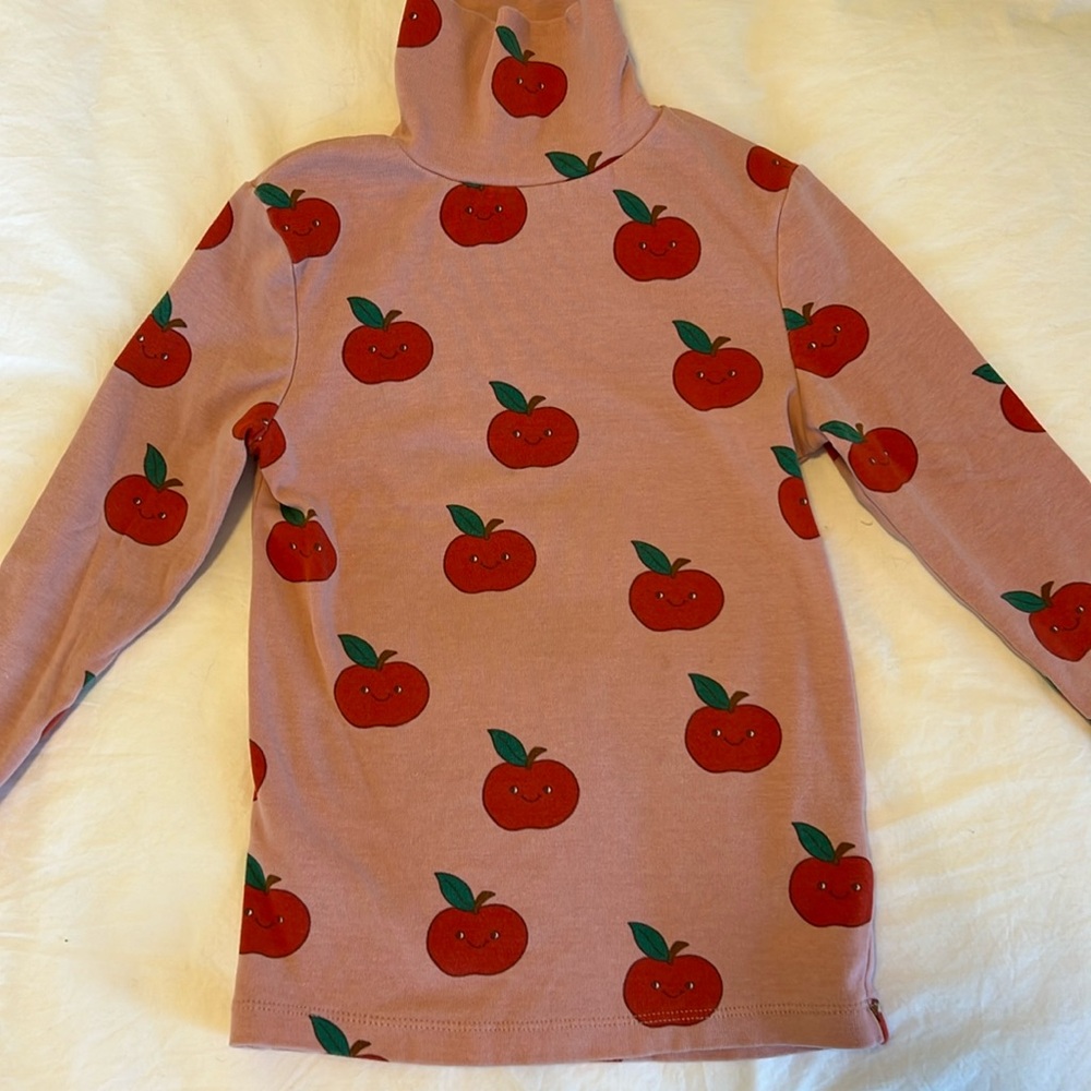 Apple turtleneck size 6-7